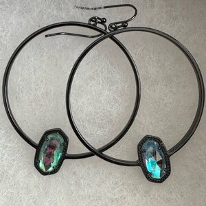 Kendra Scott Mayra Open
Frame Earrings Dichroic Glass
Gunmetal tone